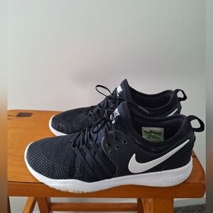 Nike Womens Free TR 7 - Black/White Size 9.5